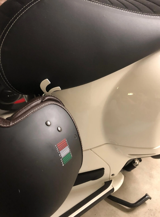 Helmhaken, unter Sitz für Vespa, silber