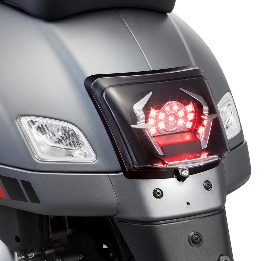 Frame achterlicht conversie voor Vespa GTS/GTS Super/GTV 125-300cc ('14-'18), zwart glanzend