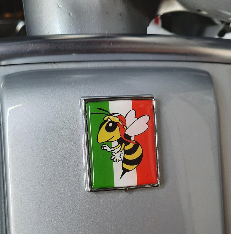 Emblème Vespa "Guêpe" cascade à 4 coins, vert/blanc/rouge