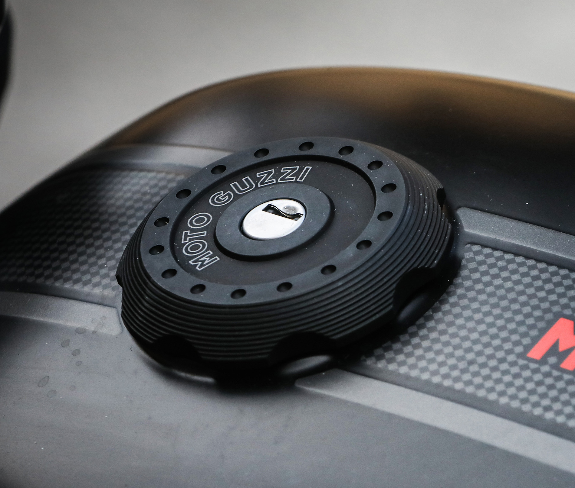 Abdeckung für Tankdeckel, schwarz Aluminium für Moto Guzzi V7 III / V7 850