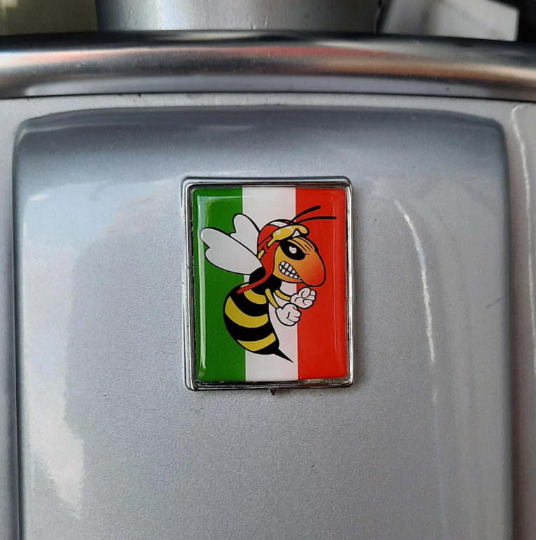 Emblème Vespa "guêpe en colère" cascade à 4 coins, vert/blanc/rouge